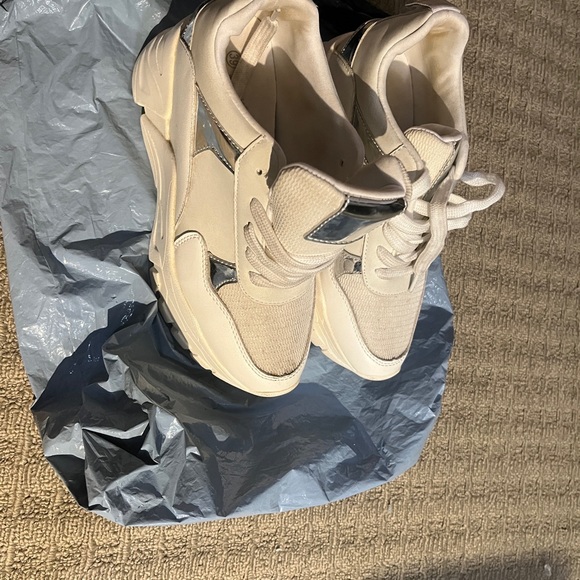 Sneakers - Picture 2 of 6